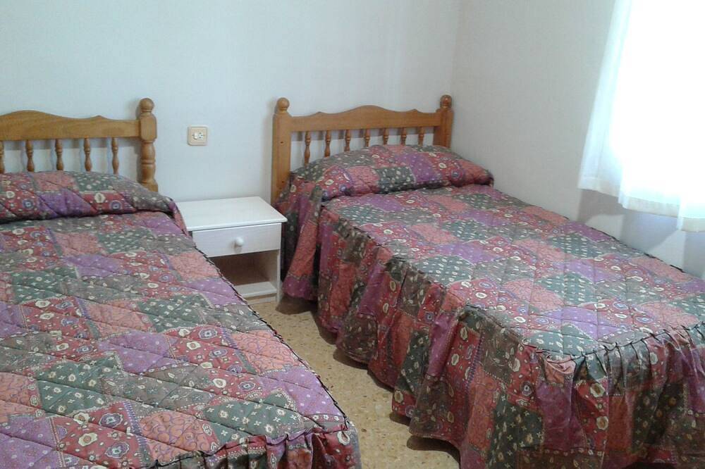 Spacious villa sleeps 20, swimming pool, tennis court, mini-golf course, garden, barbecue,... in Aiguaviva Parc, Vidreres