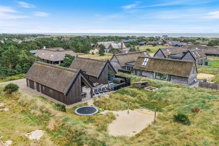Strandnahes Poolhaus mit Outdoor-Wellnessbereich in Blavand, Varde