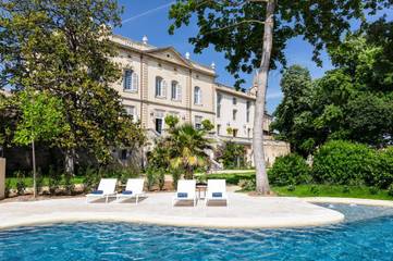 Hôtel pour 2 personnes, avec jardin ainsi que vue et piscine, animaux acceptés à Collias
