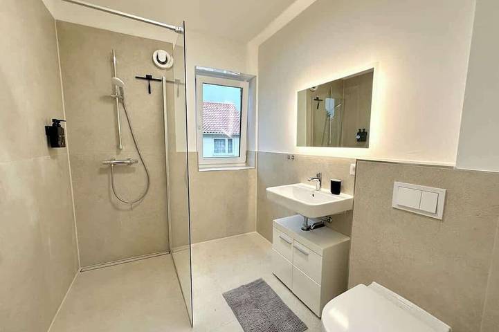 Ganze Wohnung, 2Br - Wohnung | Parkplatz | Nähe Bahnhof in Henstedt-Ulzburg, Kreis Segeberg