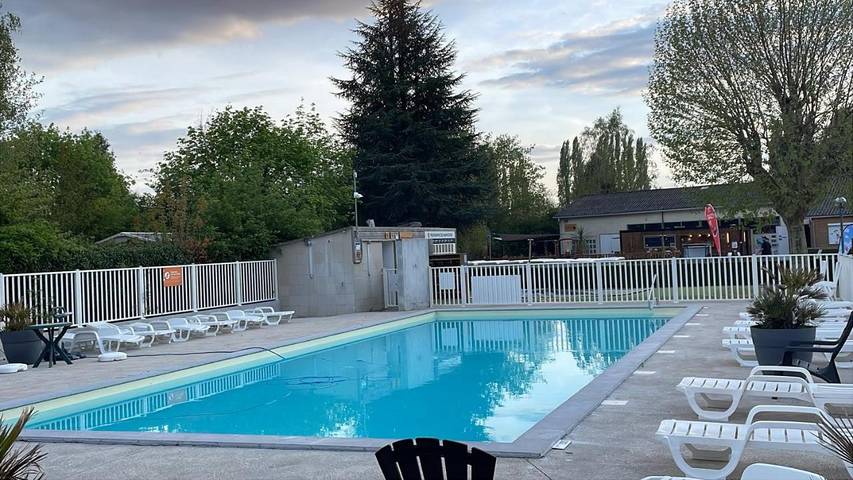 Camping pour 5 personnes, avec Balcon et Terrasse ainsi que Jardin et Piscine