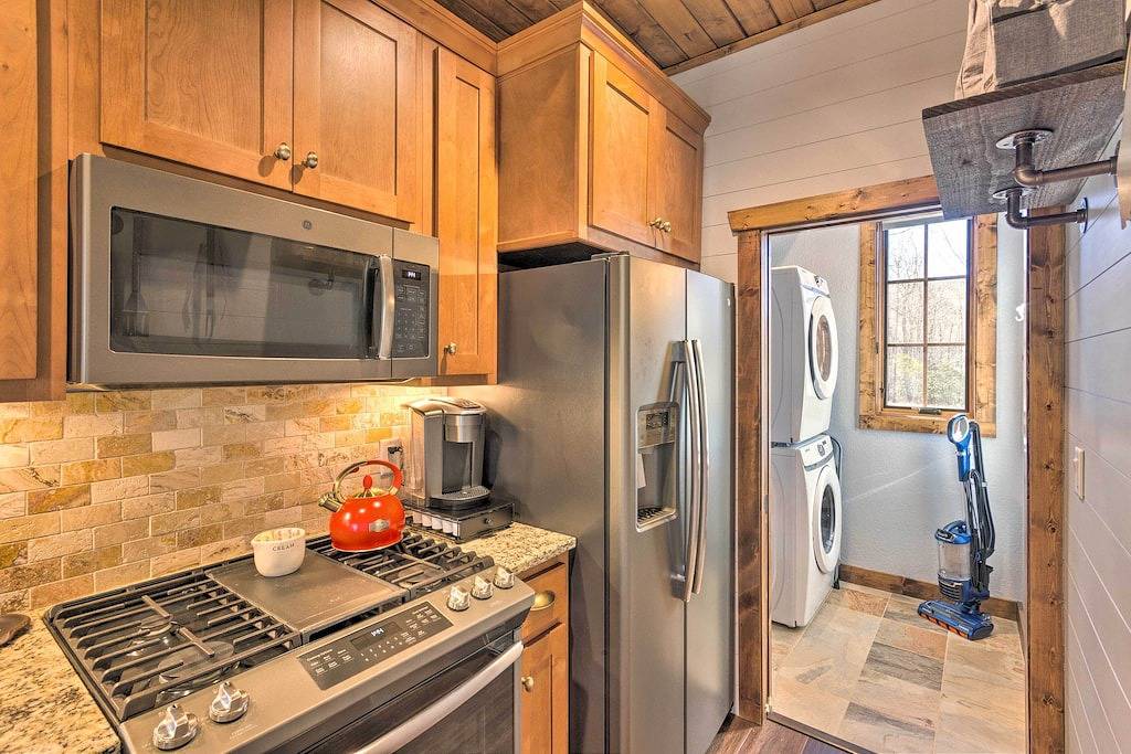 Pet-Friendly Cabin w/ Mtn Views in Chinquapin! in Jackson County