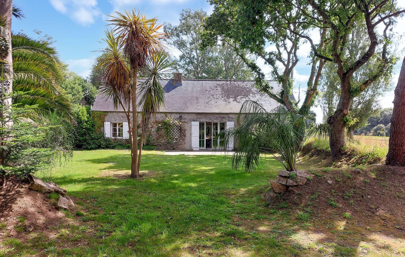 Appartement ensoleillé au bord de la piscine avec parking et jardin in Ploubezre, Ceinture Dorée