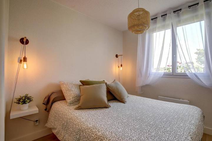 Gîte pour 4 personnes, avec vue ainsi que piscine et balcon à Saint-Sulpice-la-Pointe - 2