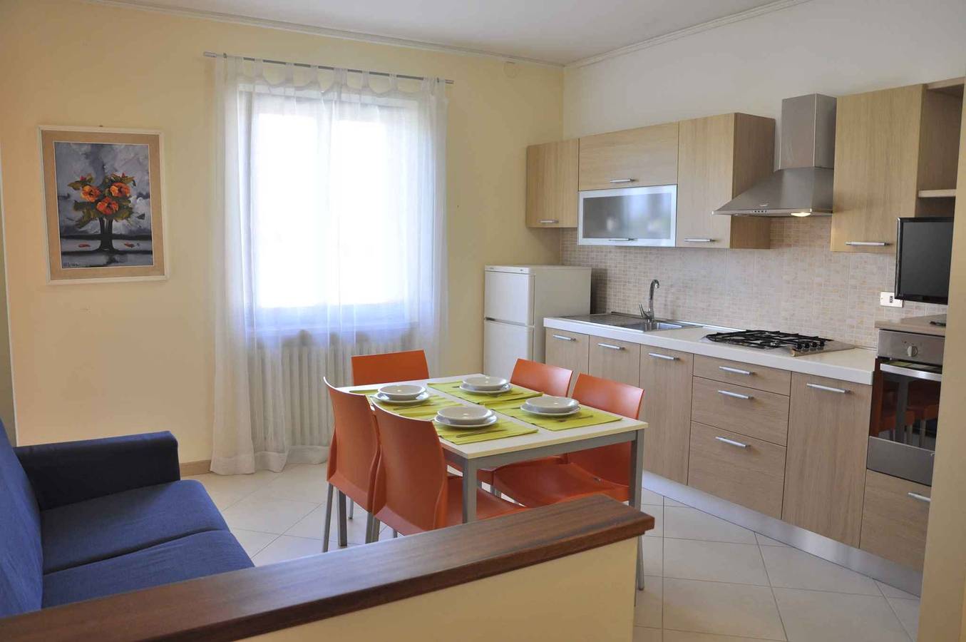 Geheel vakantieappartement, Vakantiewoning met een buitenzwembad en Wifi in Lazise, Garda Bergen