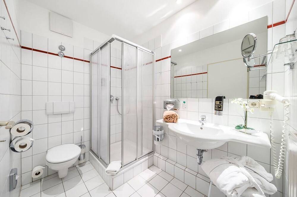 Einzelzimmer, Dusche, Wc - Hotel Sportwelt Radeberg in Radeberg, Oberlausitz