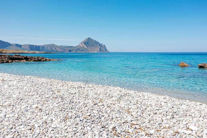 Casa vacanza per 6 persone, con panorama e giardino, adatto a famiglie con bambini a Castelluzzo