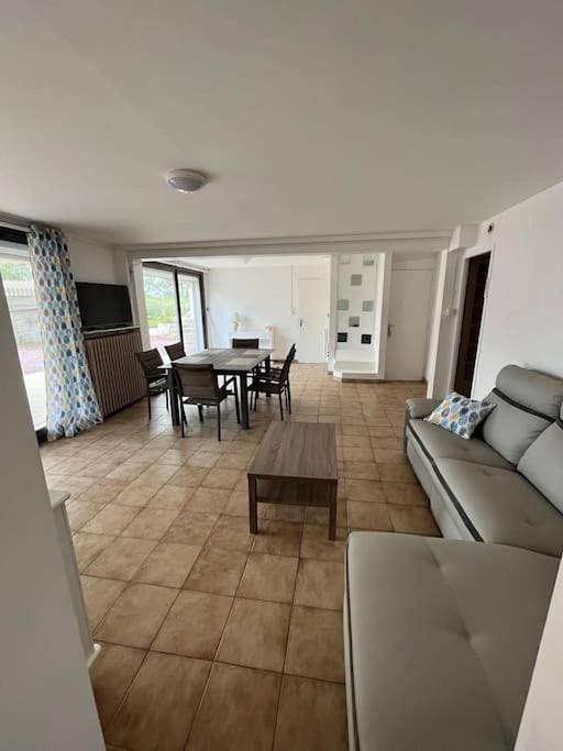 Location de vacances pour 4 personnes, avec piscine ainsi que terrasse et jardin à Bréhal - 3