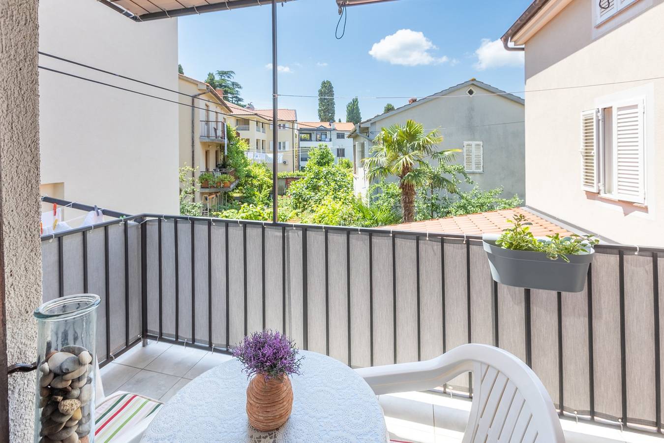 Ganze Wohnung, Gemütliche Ferienwohnung Oleander am Strand in Malinska-Dubašnica, Krk