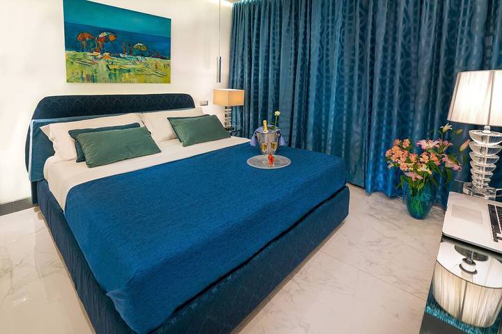 Appartamento intero, Appartamento di lusso fronte mare con 2 camere da letto, piscina e parcheggio in Mazzeo, Taormina