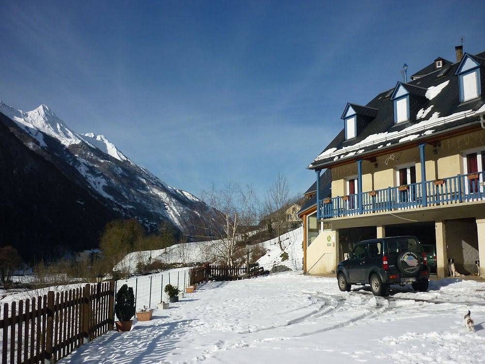 Chambre vue montagne avec parking, douche et sèche-cheveux in Saligos, Parc national des Pyrénées
