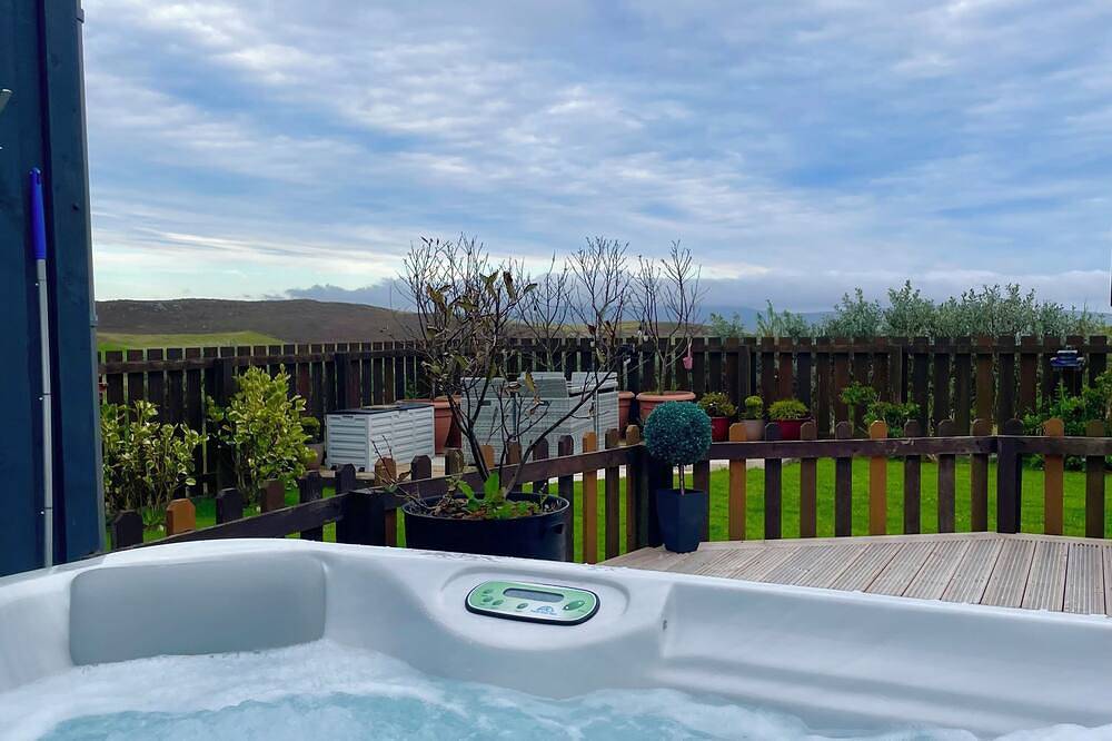 Switha- 3 bed home in Orkney, Scotland with hot tub and outstanding sea views in Orkney Inseln