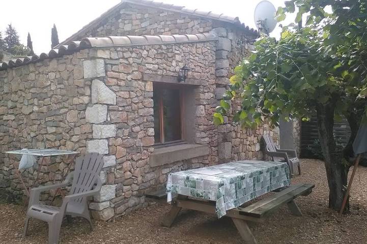 Gîte pour 3 personnes, avec jardin ainsi que terrasse et piscine à Saint-Sauveur-Gouvernet