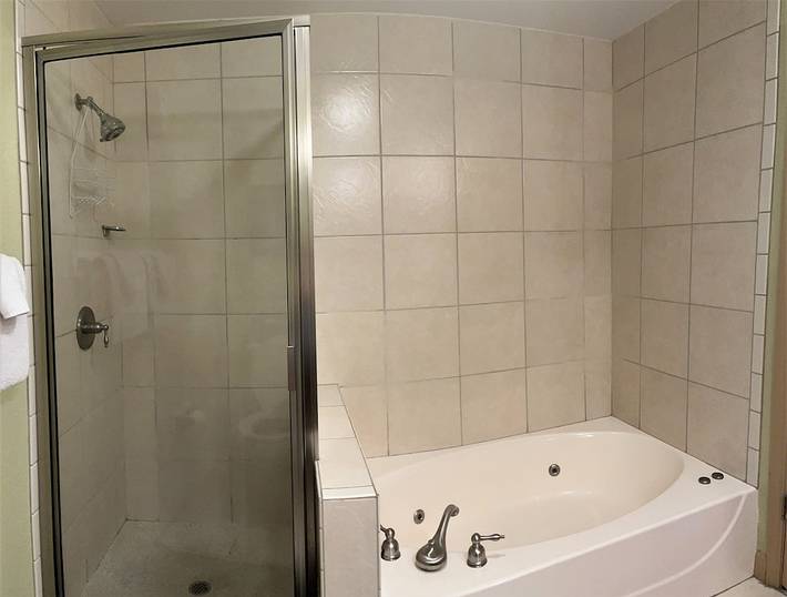 Vacation apartment for 6 people, with balcony and hot tub as well as yard and pool in Pigeon Forge