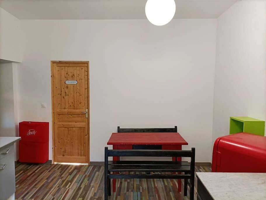 Appartement entier, One-Bedroom Apartment in Remoulins, Région de Nîmes
