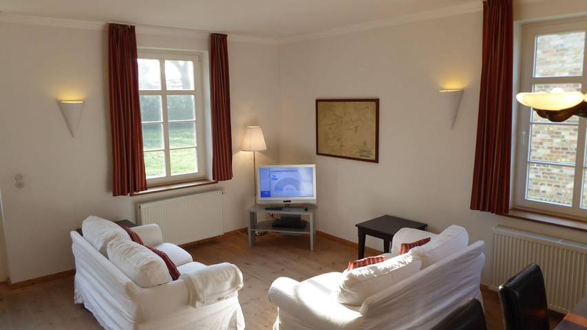 Ganze Ferienwohnung, Gut Rattelvitz Parterre C, hochwertig, Sauna, Kamin, eTankstelle, Spielscheune, 15.000qm Parkland  in Gingst, Rügen