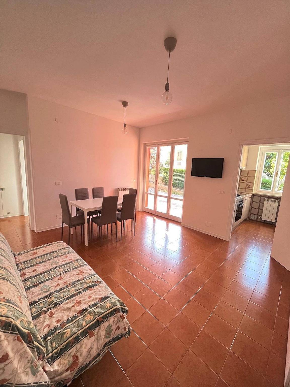 Ganze Wohnung, Ferienwohnung für 6 Personen mit Terrasse in Sirolo, Riviera del Conero