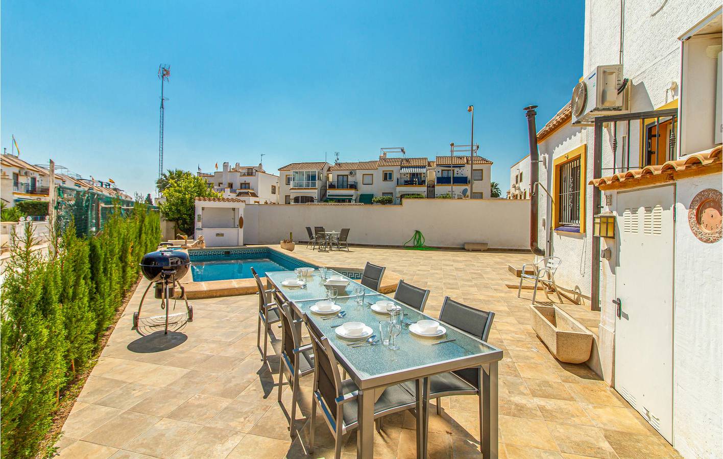 Apartamento junto a la playa con terraza, piscina y aire acondicionado in La Florida, Orihuela