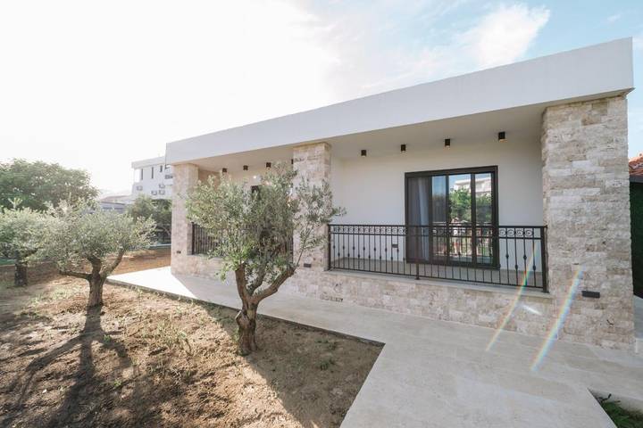 Bungalow für 4 Personen, mit Balkon und Terrasse sowie Garten und Ausblick in Montenegro