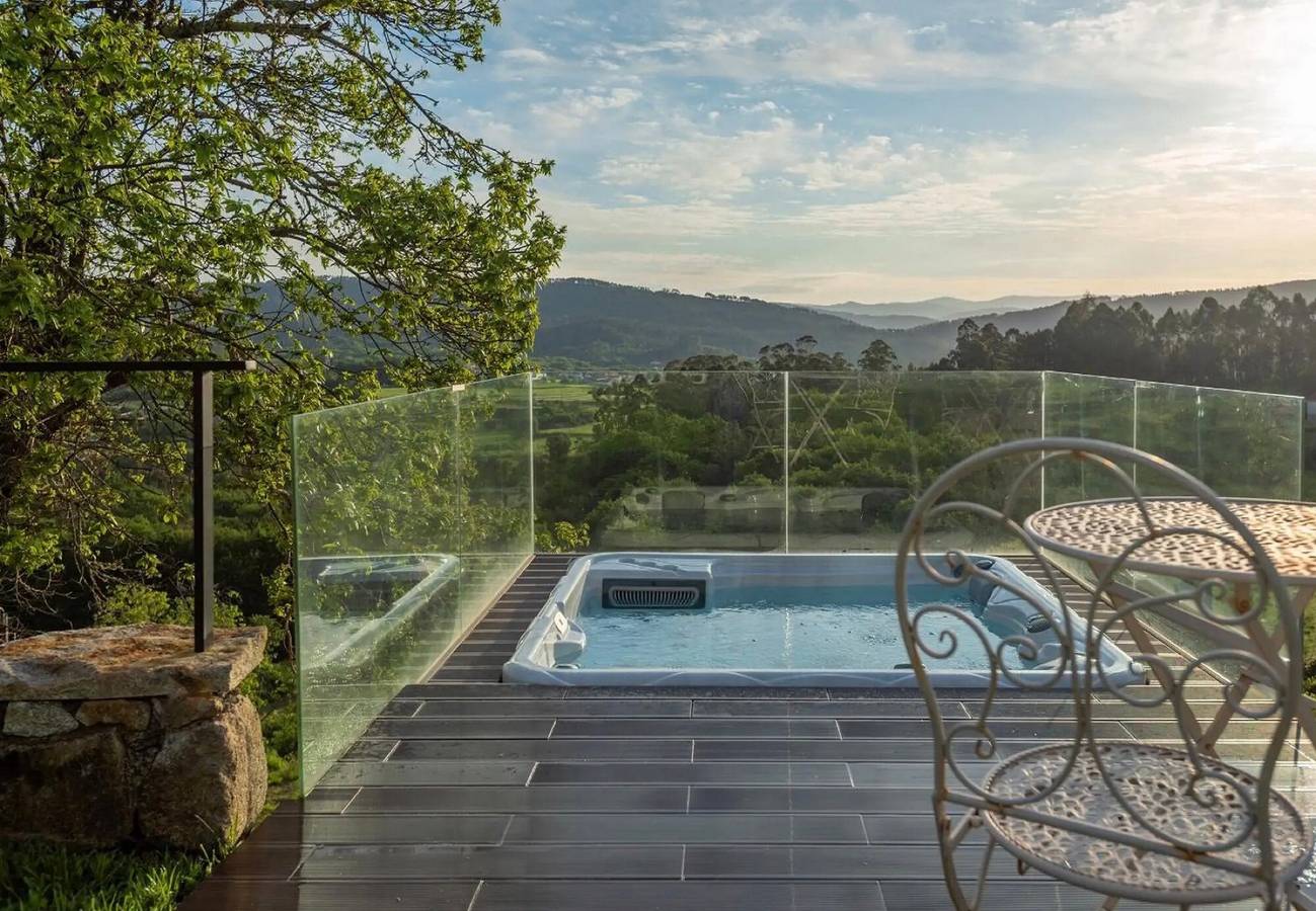 Holiday Home 'With Terrace' with Mountain View, Wi-Fi and Air Conditioning in Viana do Castelo District