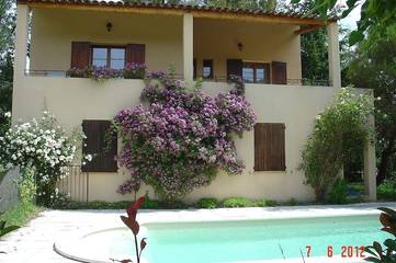 Gîte pour 6 personnes, avec jardin et balcon à Saint-Martin-de-Castillon