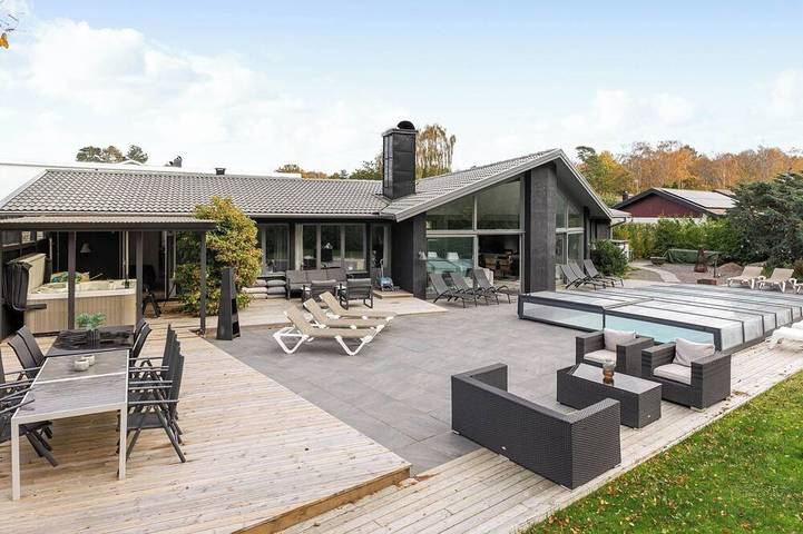 Ferienhaus für 12 Personen, mit Terrasse und Whirlpool sowie Pool - 1