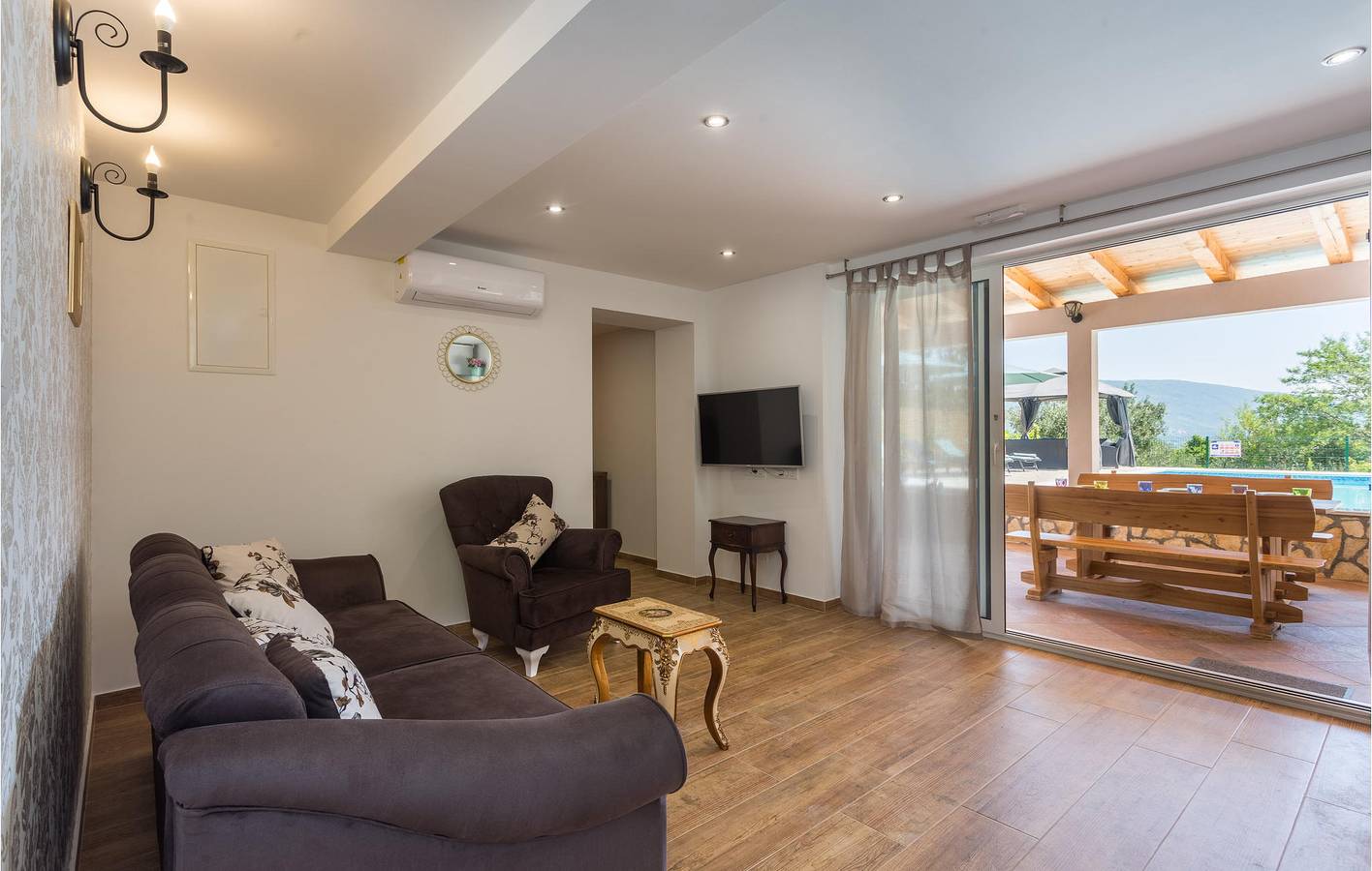 Geräumiges Apartment mit einem Schlafzimmer, Pool und Terrasse in Makarska Riviera