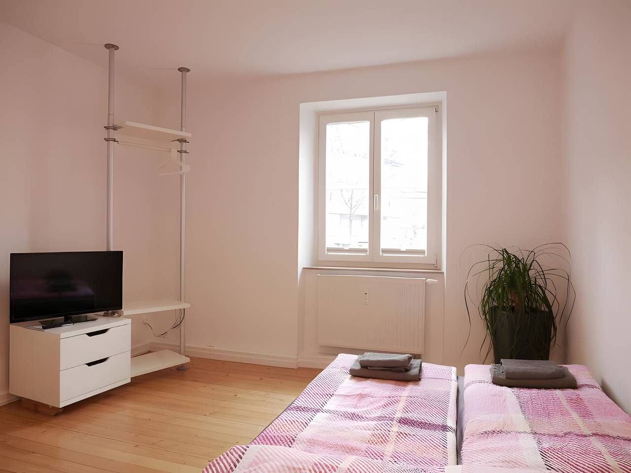 Entire apartment, Apartment 'Zweiteheimatfreiburg - Schwarz' with Shared Garden, Balcony and Wi-Fi in Stühlinger (Freiburg), Freiburg