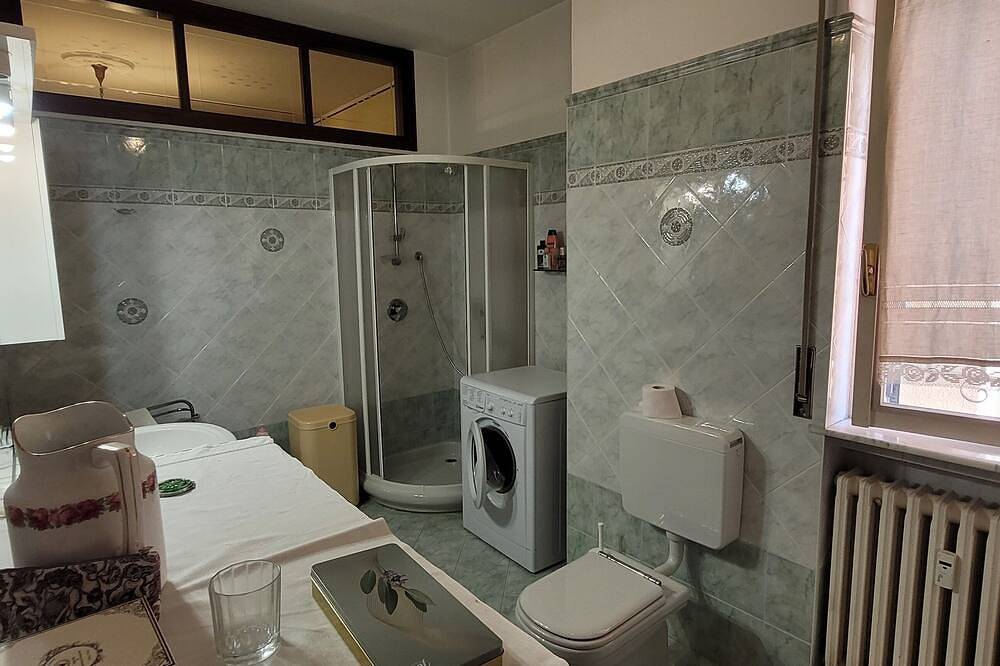 Large downtown Luino apartment with lake views in Luino, Comune di Luino
