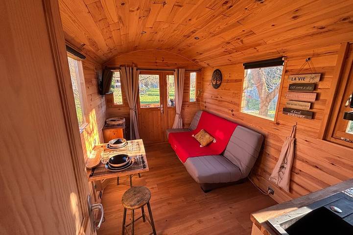 Cabane en bois pour 4 personnes, avec jardin