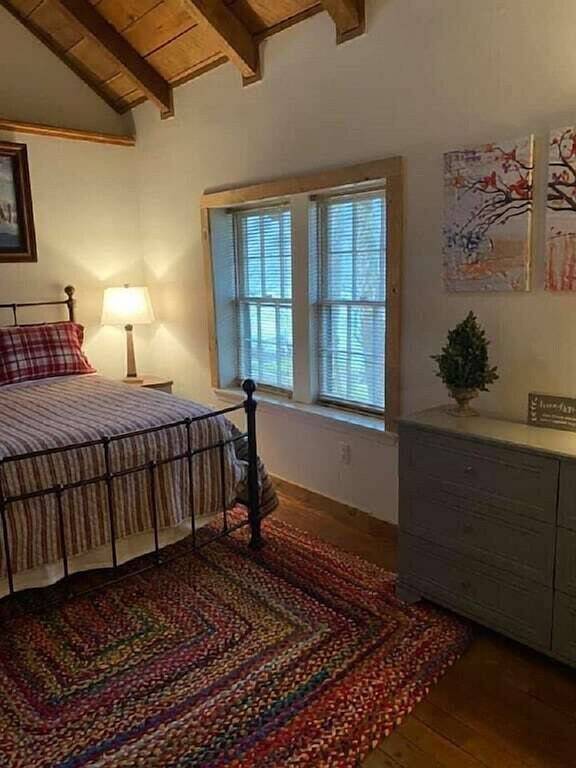 Shenandoah Shores Waterfront Log Cabin in Page County