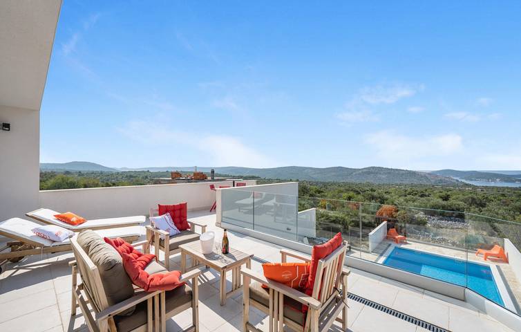 Location de vacances pour 8 personnes, avec piscine et terrasse à Rogoznica - 2