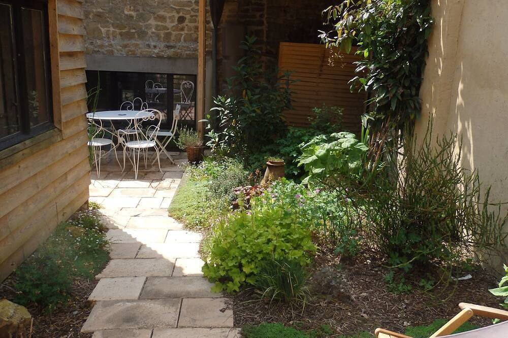 Le patio d'Helxine, maison de ville avec patio,  commerces,  à 15 mn de la côte in La Haye-Pesnel, Côte de la Déroute
