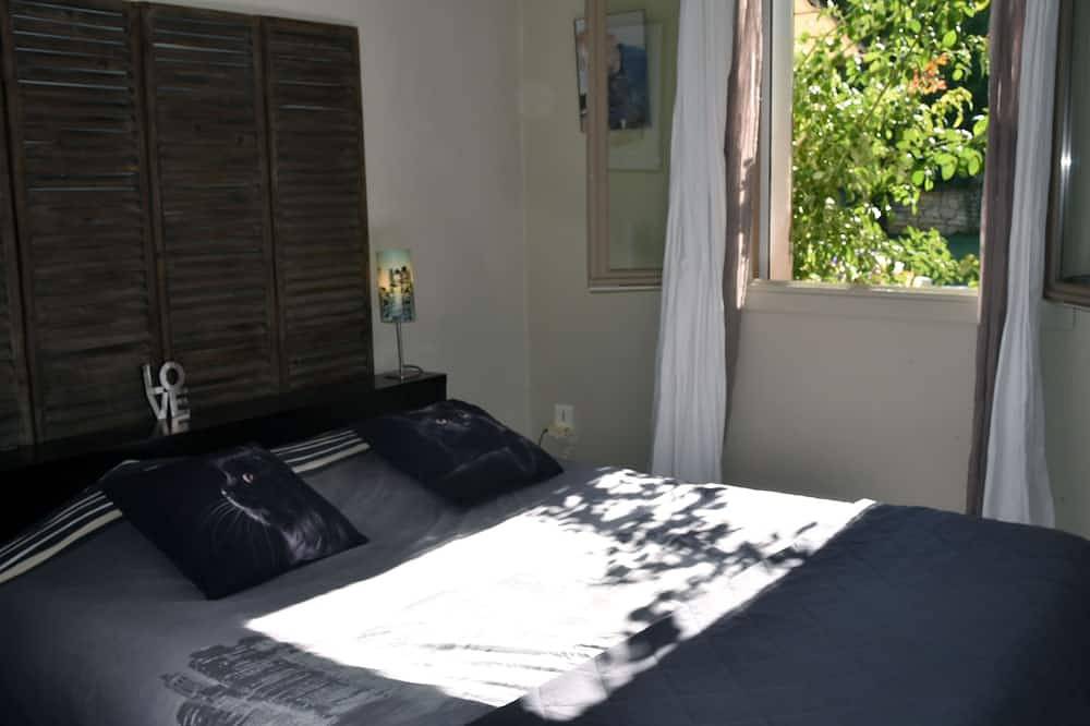 Large pretty villa 200m2, Ac, garden, swimming pool, Luberon 100 m in Maubec, Parque natural regional del Luberon