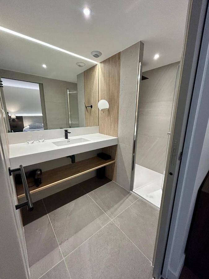 Hôtel pour 4 personnes, avec sauna et terrasse ainsi que jardin et jacuzzi dans Le Rozier - 2