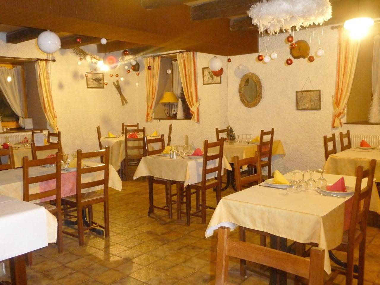 Family Room with Shared Bathroom (5 Personnes) in Longcochon, Jura Francais