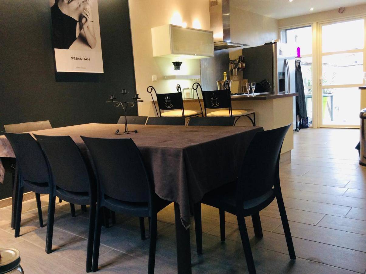 Appartement de vacances entier, Double Room with Shared Toilet in Meyzieu, Lyon et ses environs