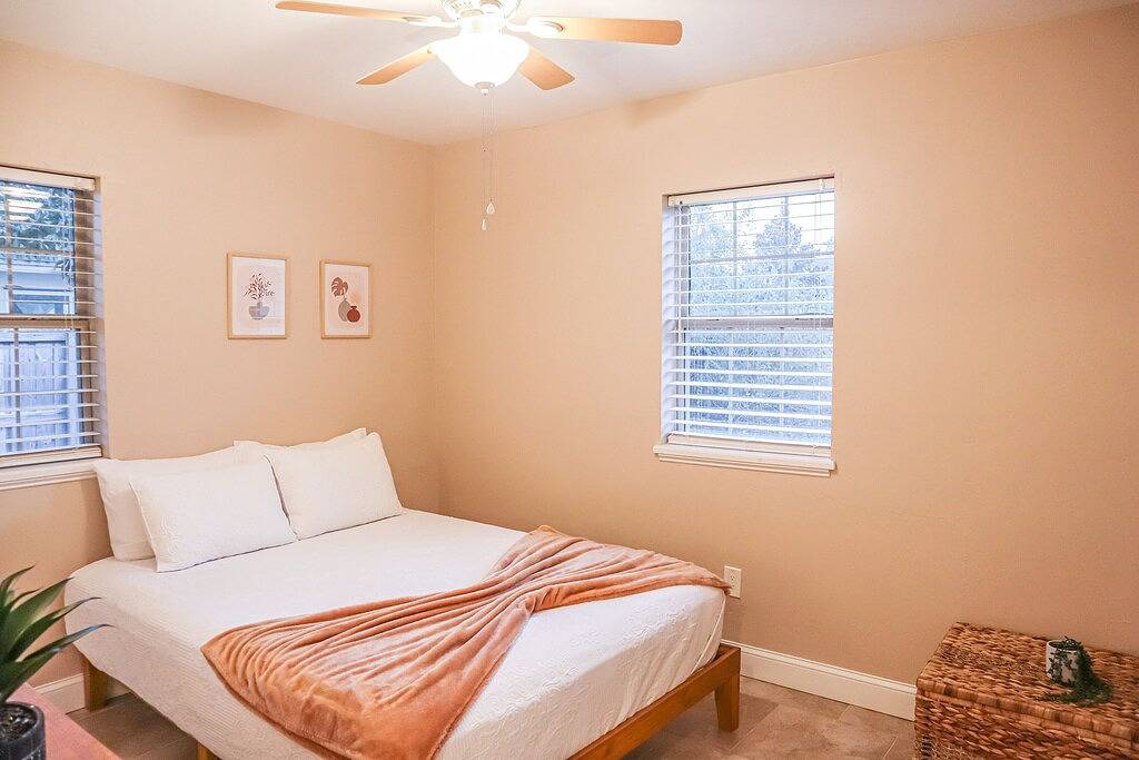 Funky Mini Golf Home filled with Amenities in Gainesville, Alachua County