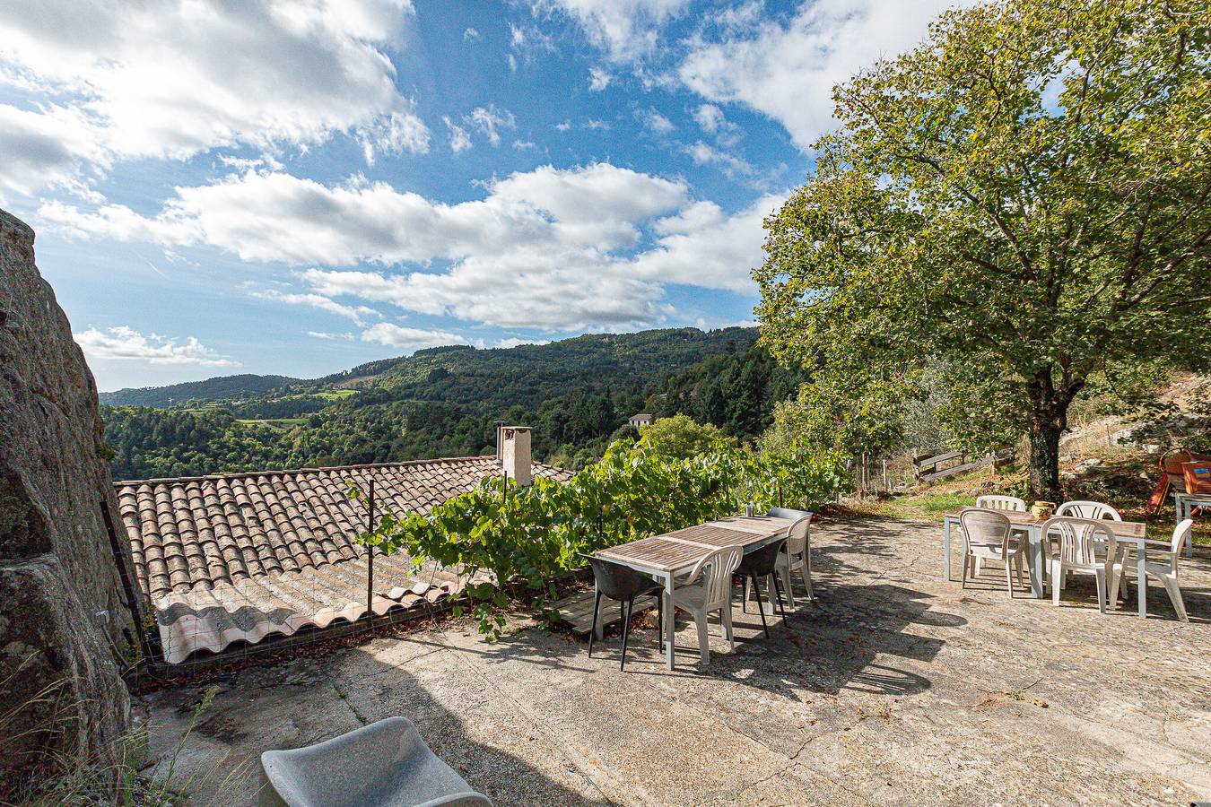 Maison de Vacances 'La Casita' avec Vue sur la Montagne, Terrasse Privée et Wi-Fi in Beauvène, Parc naturel régional des Monts d'Ardèche