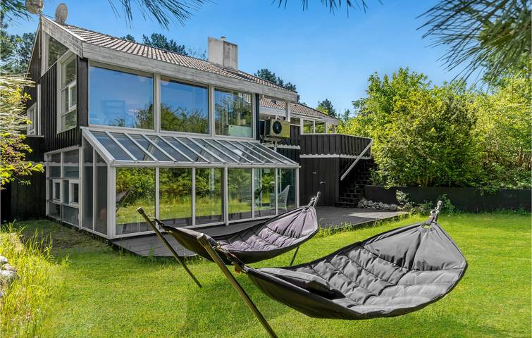 Ferieudlejning for 10 personer, med Terrasse og Jacuzzi såvel som Pool og Sauna i Klint