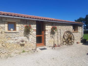 Location de vacances pour 2 personnes, avec vue et piscine ainsi que terrasse et jardin à Mauprévoir