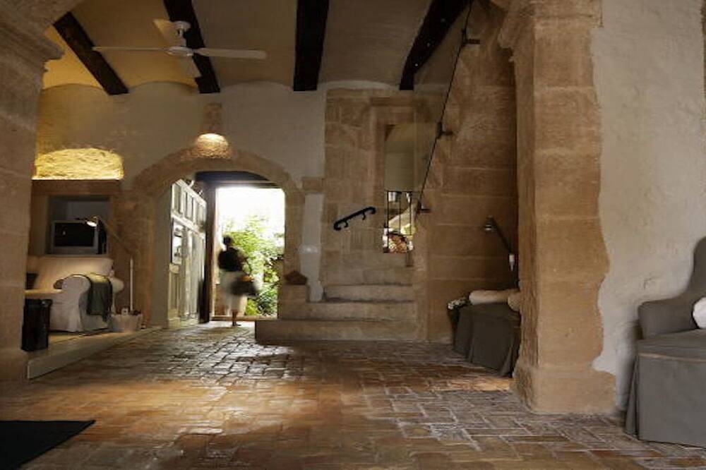 Luxurious town house in Javea, with large interior patio, pool and terraces in Jávea, Costa Blanca