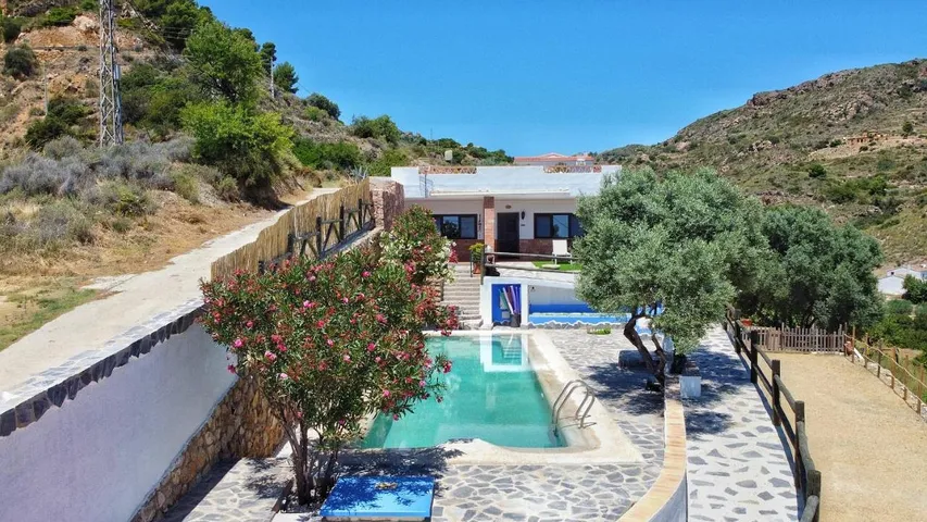 Chalet para 4 personas, con terraza además de jardín y piscina - 1