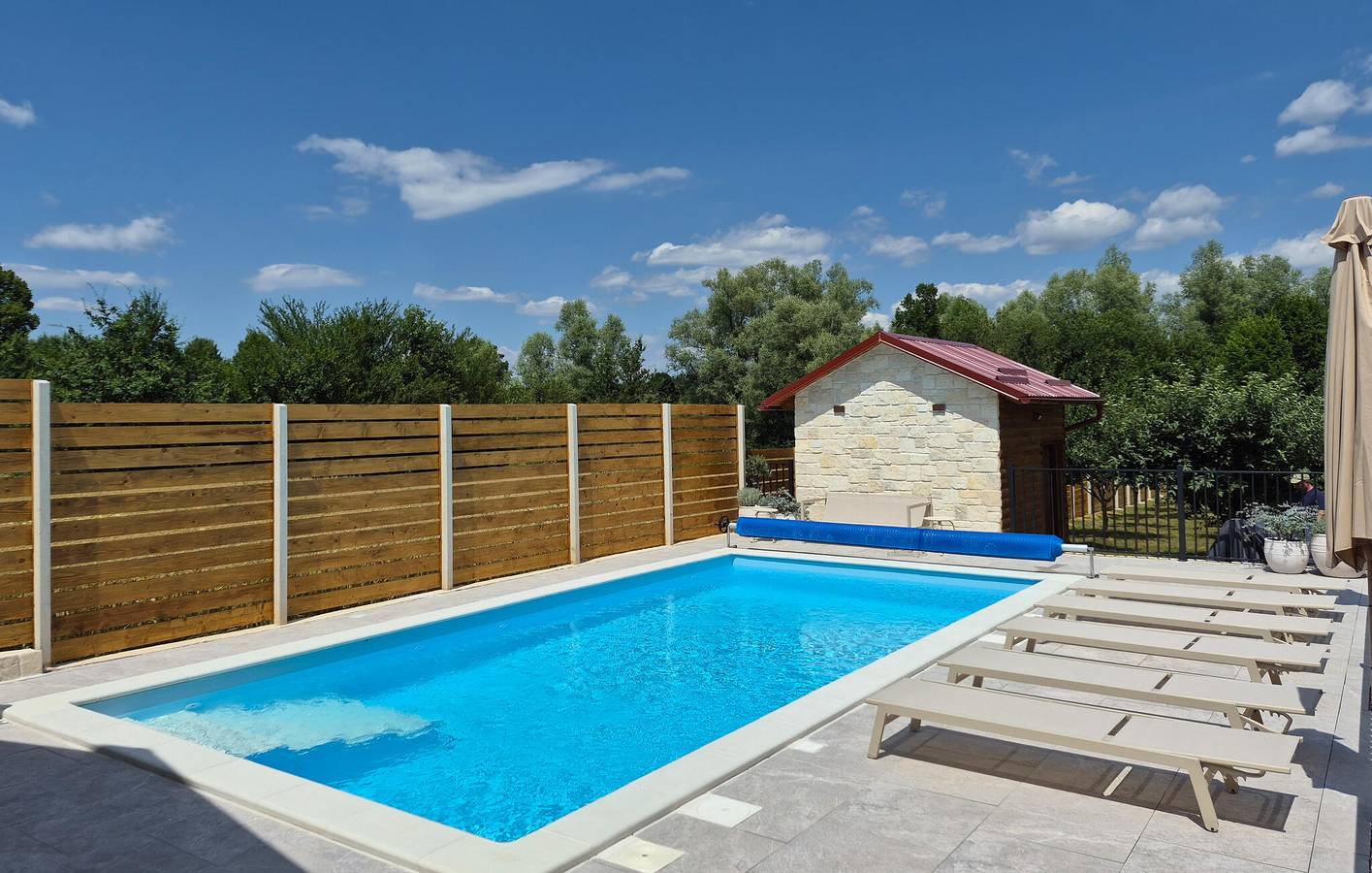 Charmante 190 m² große Wohnung mit Pool und Terrasse, 2 km vom Fluss Bogdanica entfernt in Gospitsch, Lika-Senj