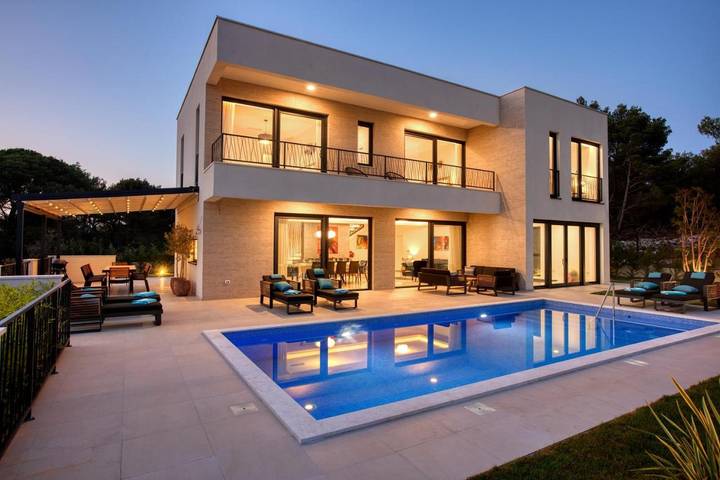 Villa pour 8 personnes, avec vue ainsi que piscine et jardin, animaux acceptés à Brodarica - 4