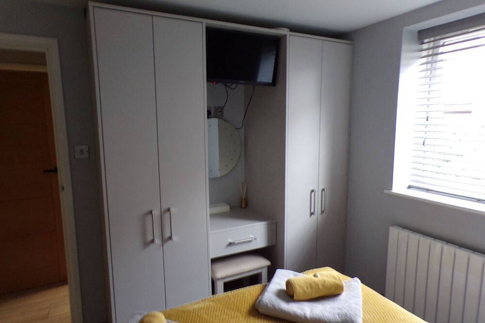 Entire apartment, 4thedome - Where comfort meets the coast in Barton on Sea, Hampshire