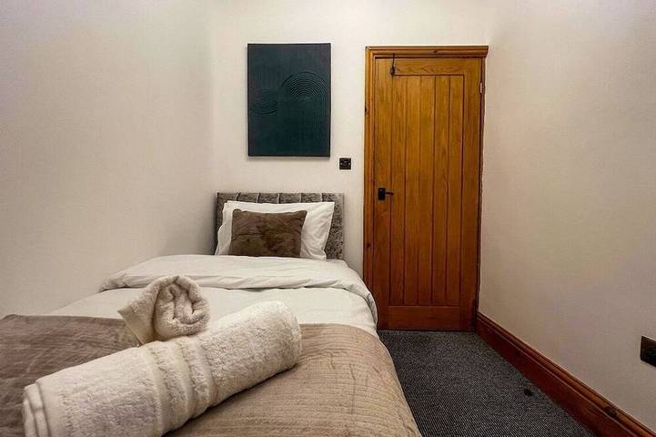 Luxury 4 Beds Bolton Retreat | Garden | Sleeps 7 in Bolton, Grand Manchester
