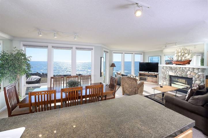 Vacation rental for 8 people, with pool and balcony in Depoe Bay