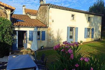 Gîte pour 8 personnes, avec terrasse et jardin dans Aigondigné