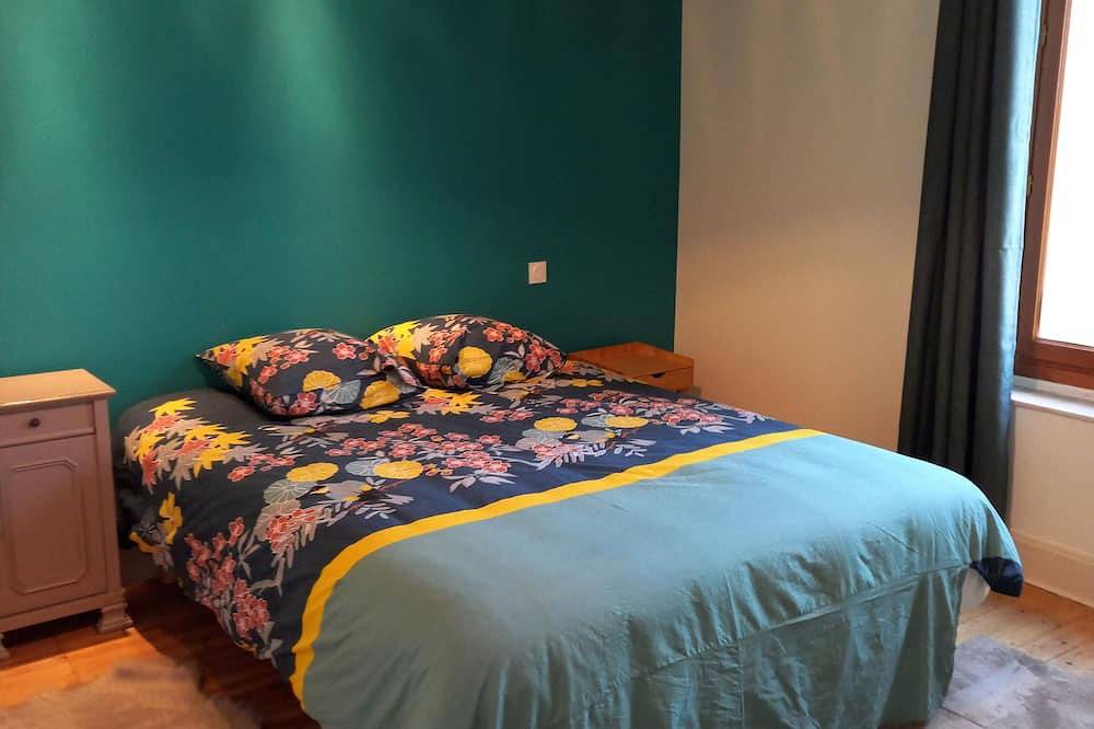 1st floor of a charming Xix house with private enclosed garden in Amboise, Tours region